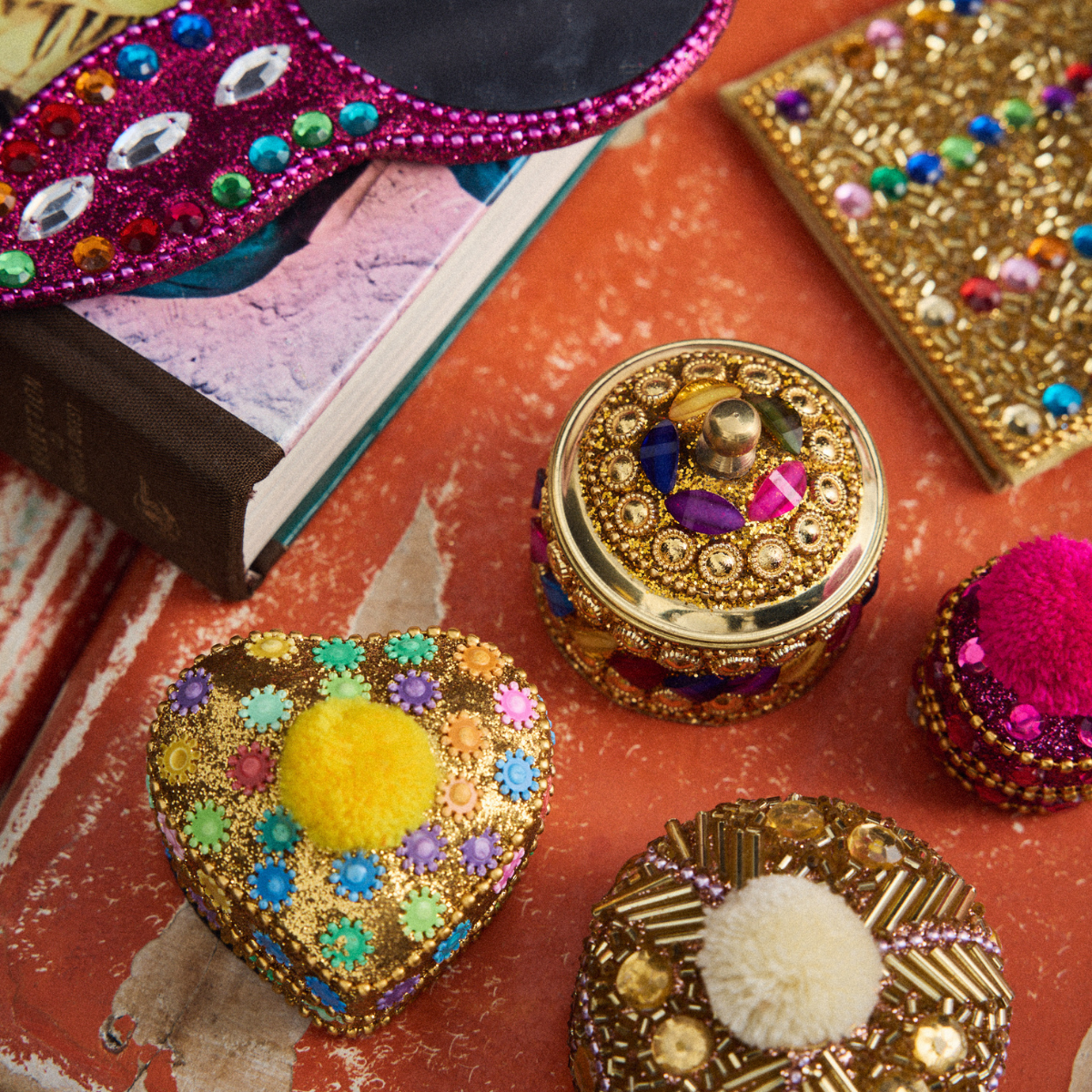 Heart shaped Box with pom pom 6 cm 