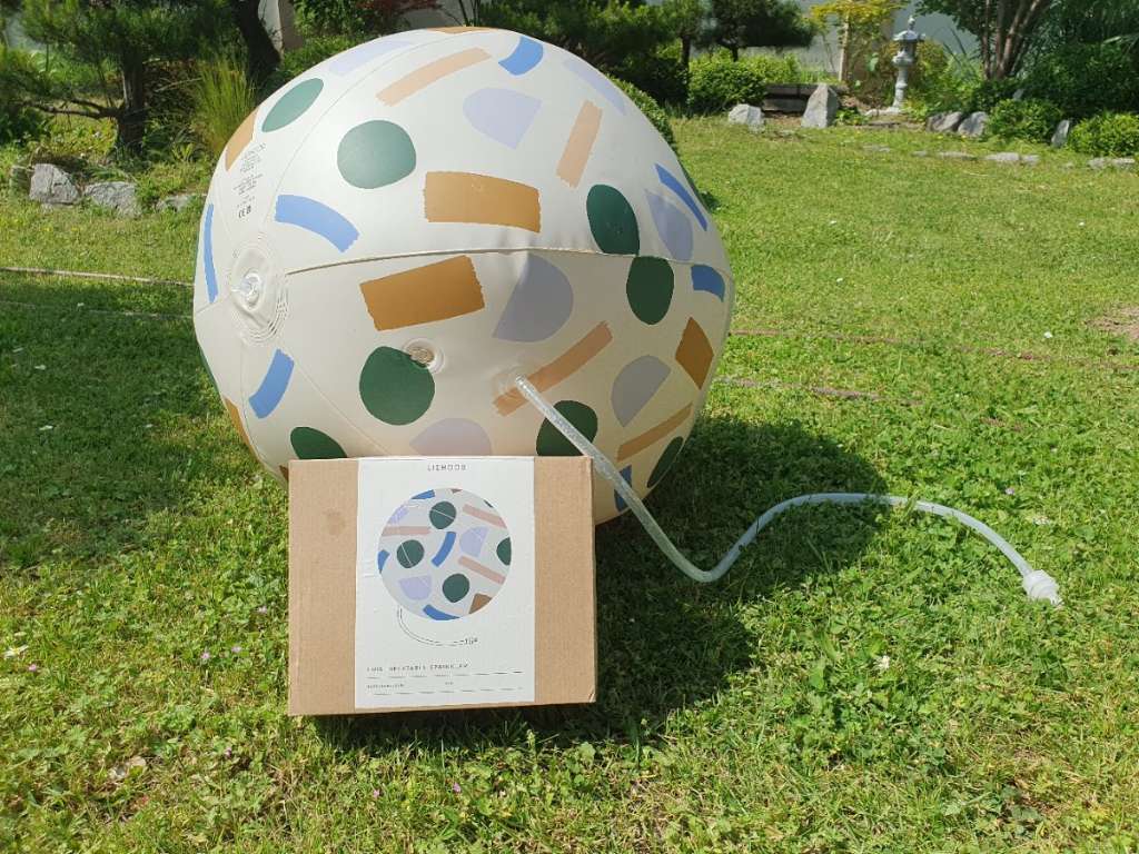 Kid's inflatable ball with sprinkler Luis Paint Stroke/Sandy - Liewood 60cm