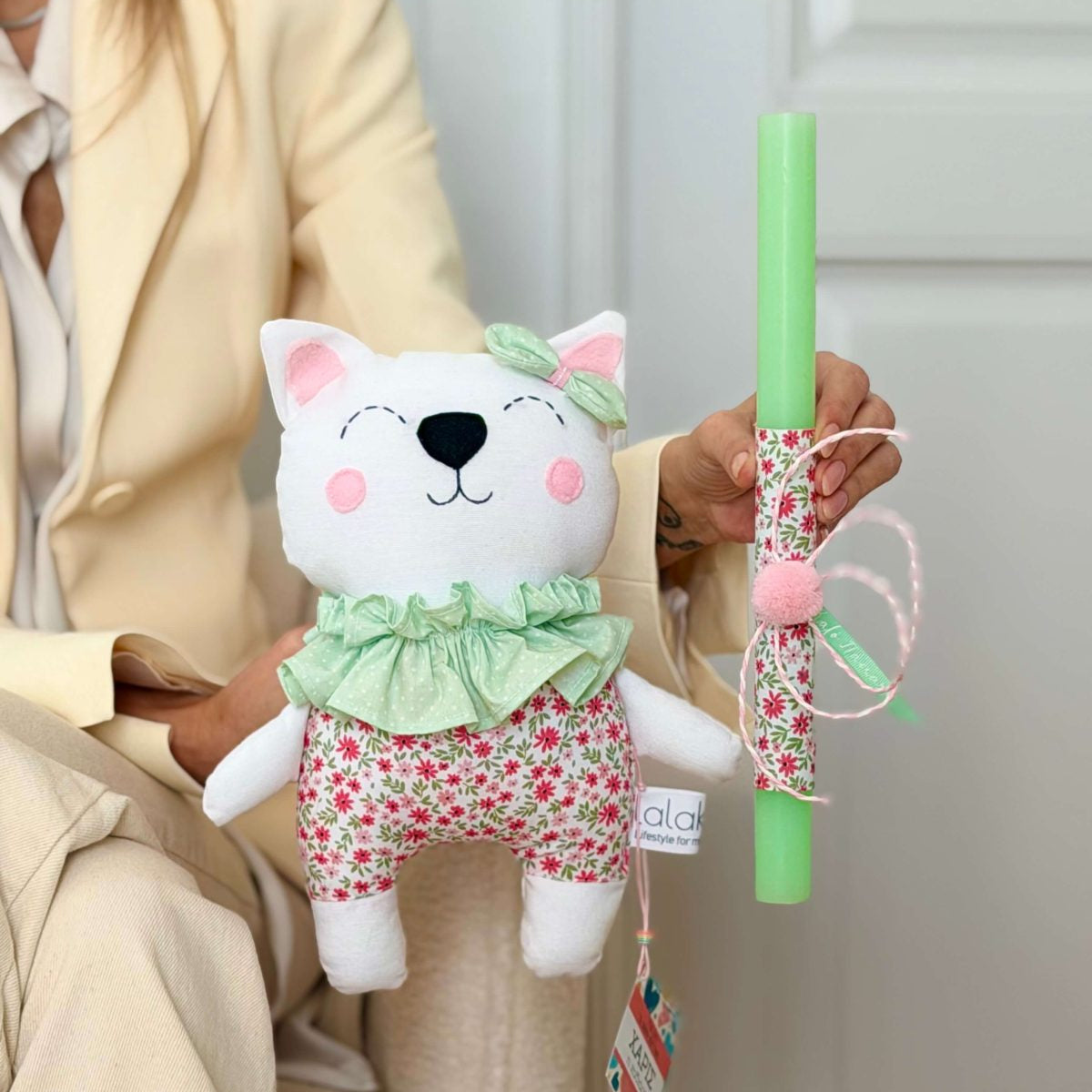 Χειροποίητη Πασχαλινή λαμπάδα Χάρις, η χαδιάρα