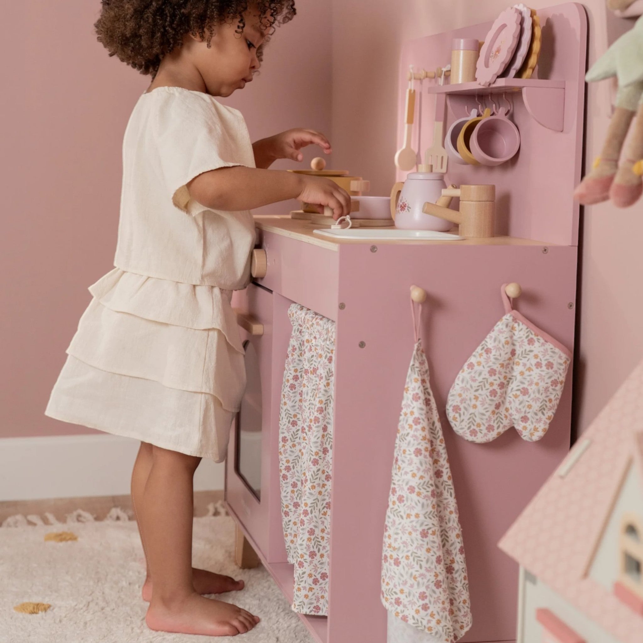 Wooden kid's toy Pink kitchen with play accessories 70.5x30x83 cm 3+ years Little Dutch