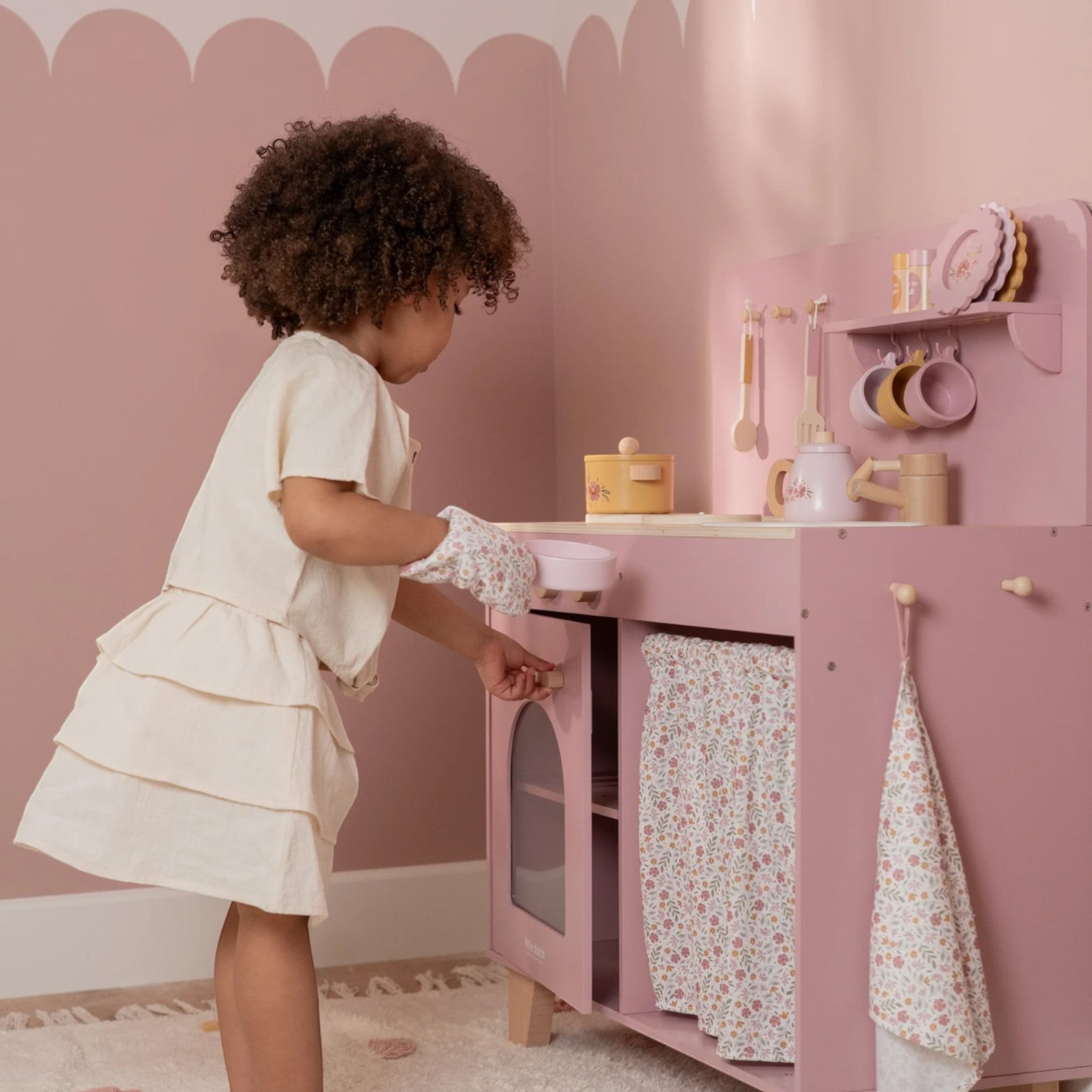 Wooden kid's toy Pink kitchen with play accessories 70.5x30x83 cm 3+ years Little Dutch