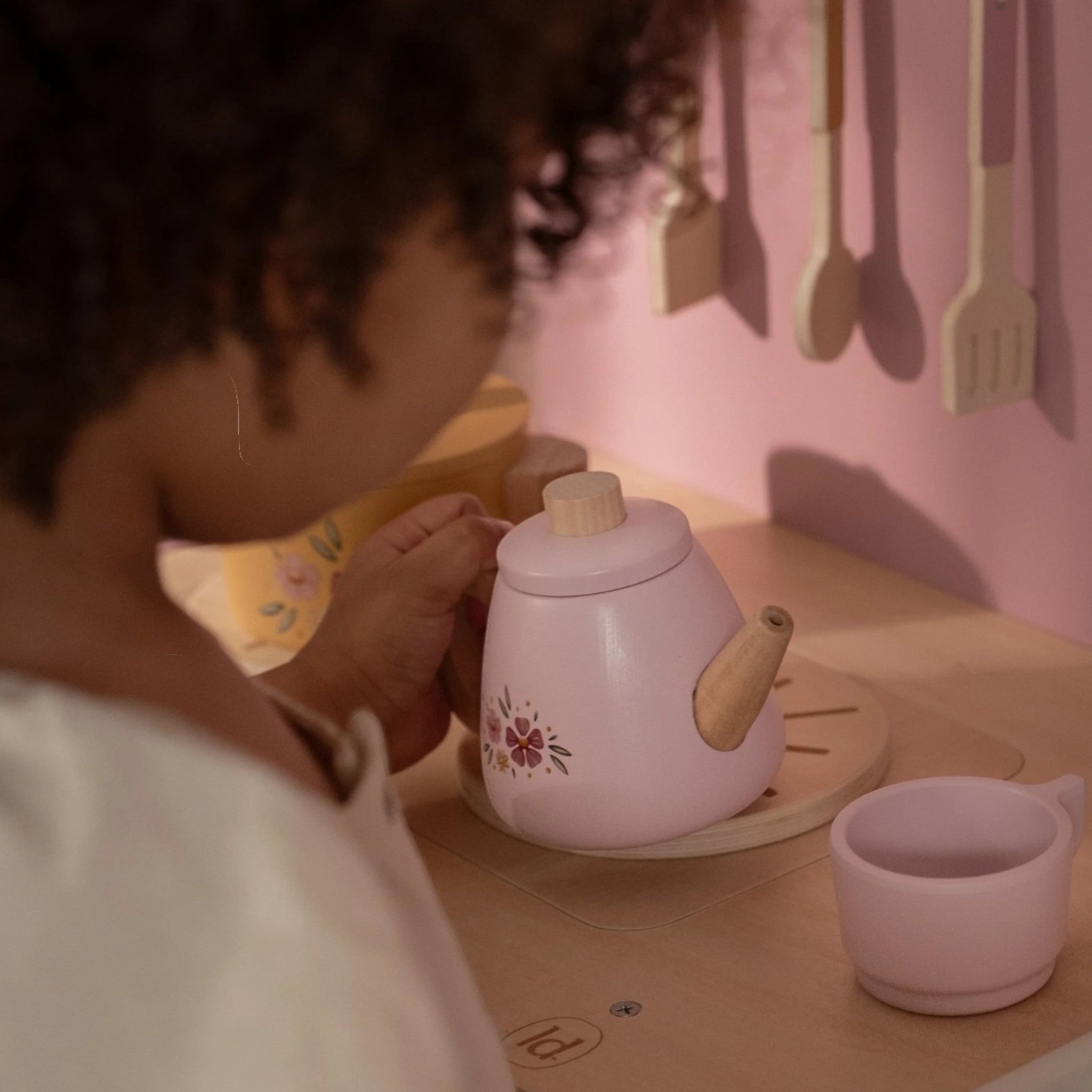 Wooden kid's toy Pink kitchen with play accessories 70.5x30x83 cm 3+ years Little Dutch