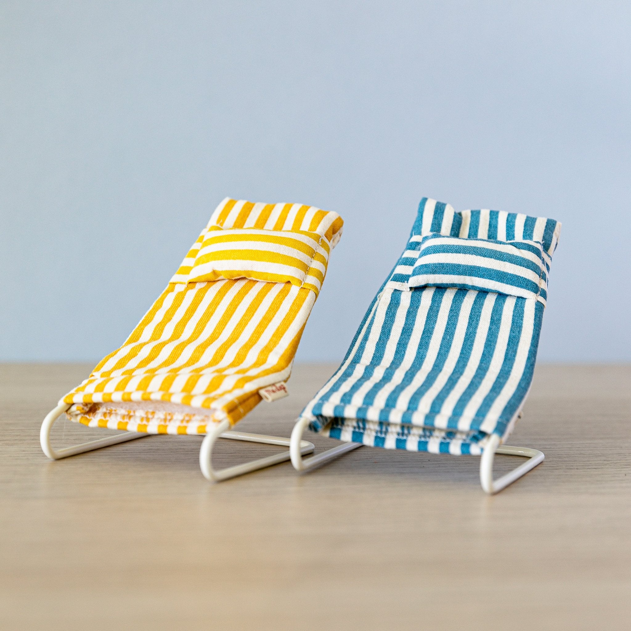 Αξεσουάρ για Κουκλόσπιτο-Σετ 2 ξαπλώστρες παραλίας μινιατούρα Maileg